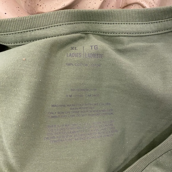 3/$30 🎉HP🎉 🙏 Melanin 💓 100% cotton t-shirt - Picture 2 of 2